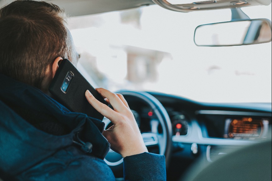 La pratique du téléphone au volant ne freine pas