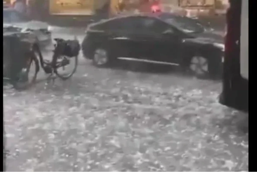 les images de l'impressionnante tempête de grêle qui s'est abattue sur Paris et la région, un peu après 16h - Vers 17h15, c'est Lyon qui a été frappé par un très violent orage